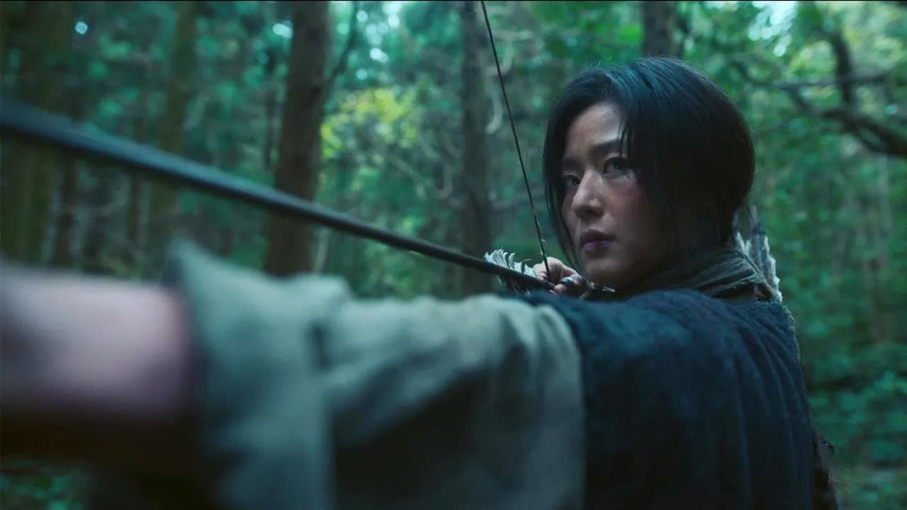 女孩用一朵复活花，进化成丧尸女王，一人对抗20万军队！火爆奇幻片