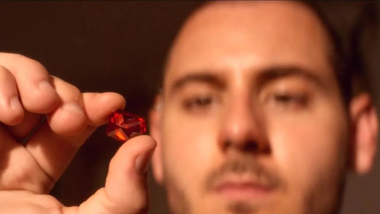 小伙拿走一颗红钻石，却遭到黑帮无情追杀，最终被迫反灭黑帮！