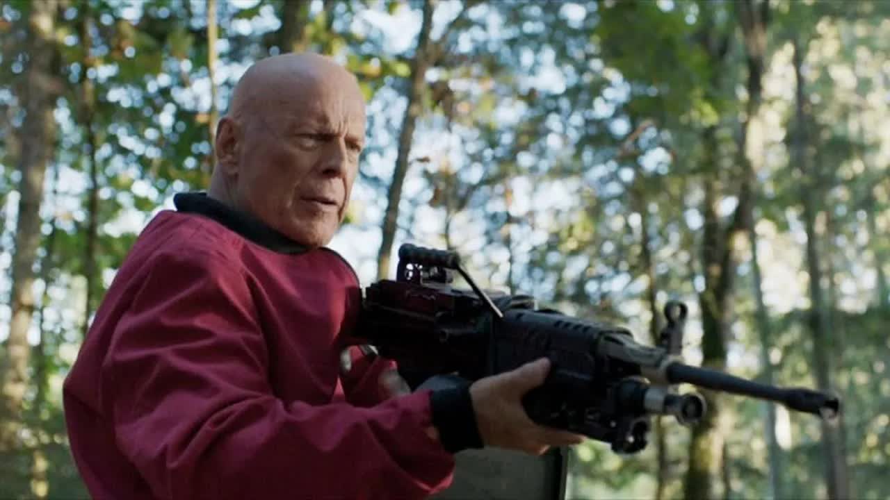 惹怒一个监狱杀神有多可怕？一人反杀6大高手，狠到发狂！火爆犯罪片