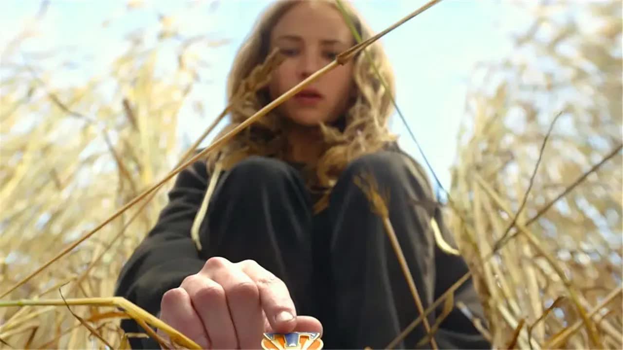 小女孩得到神奇徽章，能自由穿梭未来世界，老爹却说她疯了！