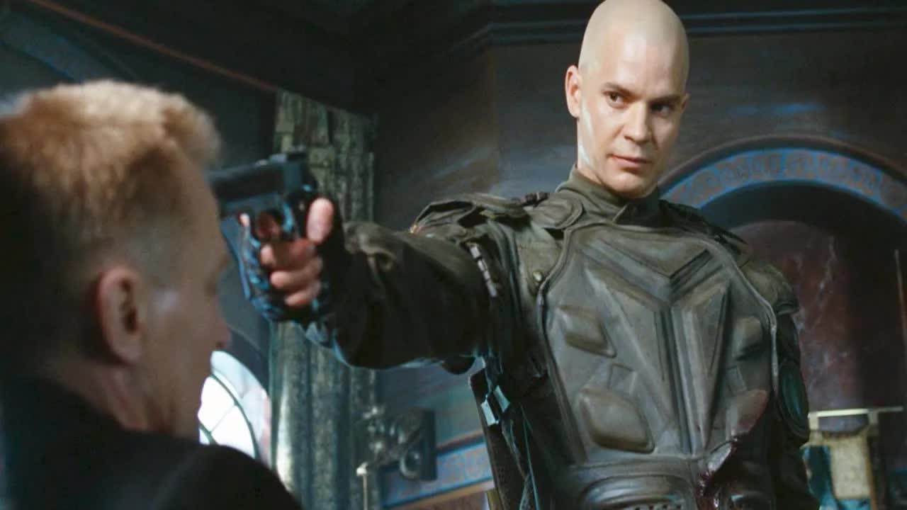 顶级杀手被人利用，为查清事情真相，只能干掉所有挡路之人！《杀手：代号47》