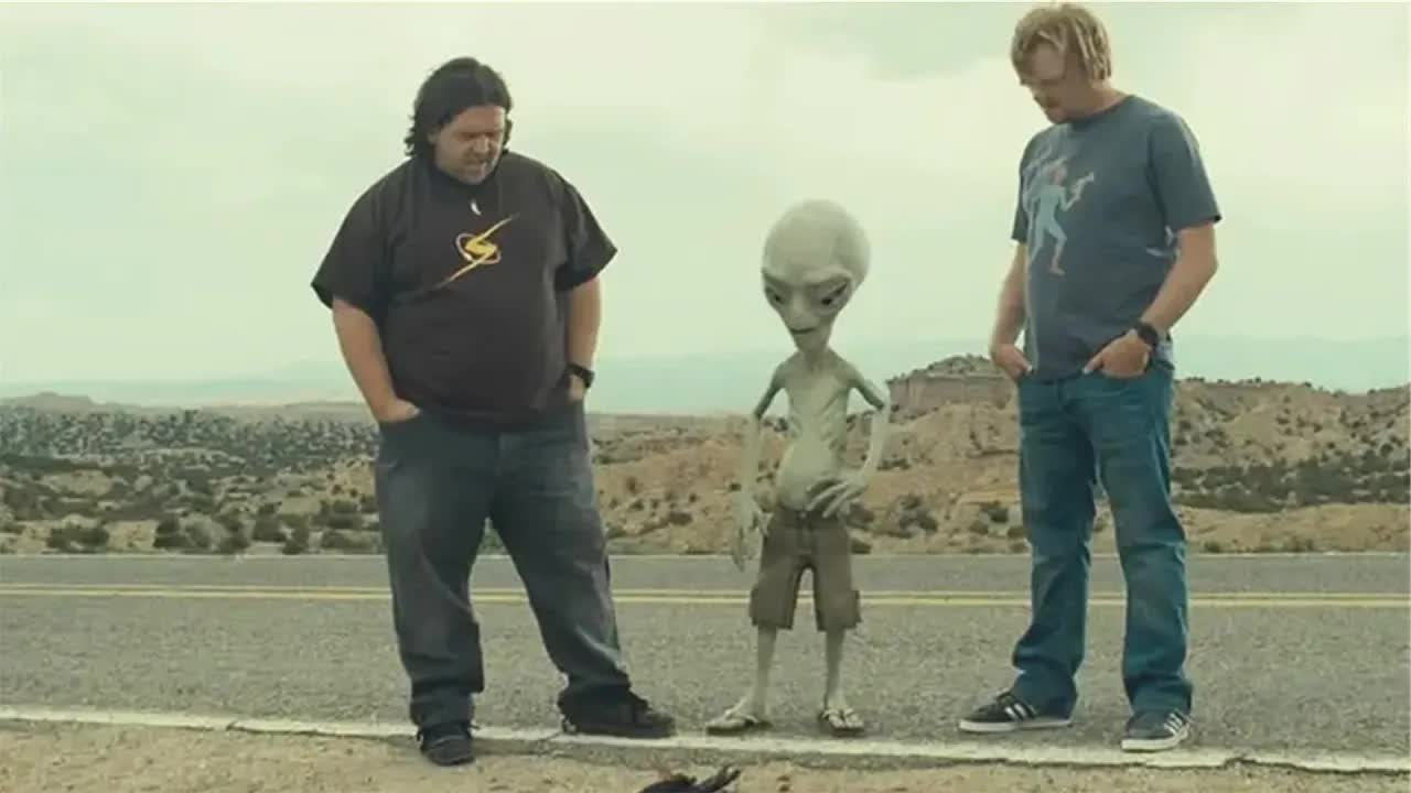 两个逗比男，意外救了被美军关了60年的外星人，谁知外星人抽烟喝酒爆粗口已经成了老流氓！