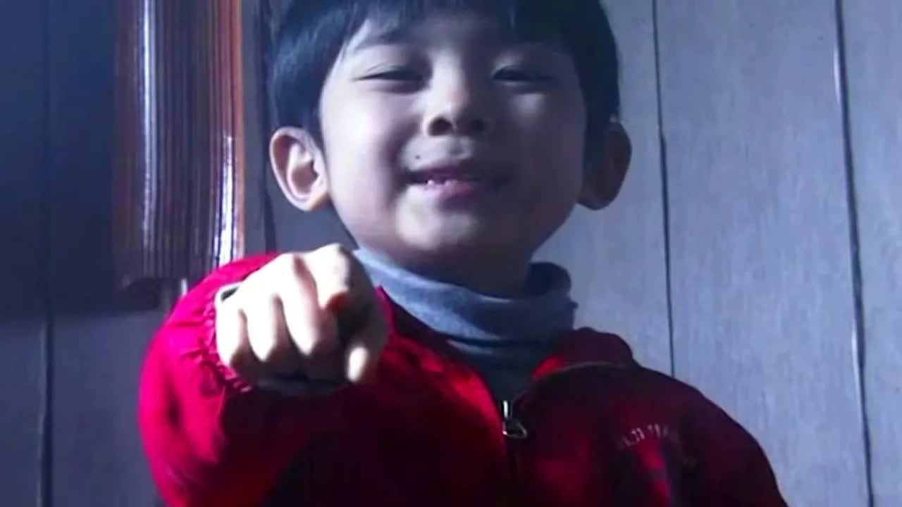 红衣小孩死亡20年却鬼魂不散，竟然找小时候同学玩捉迷藏，胆小勿入！