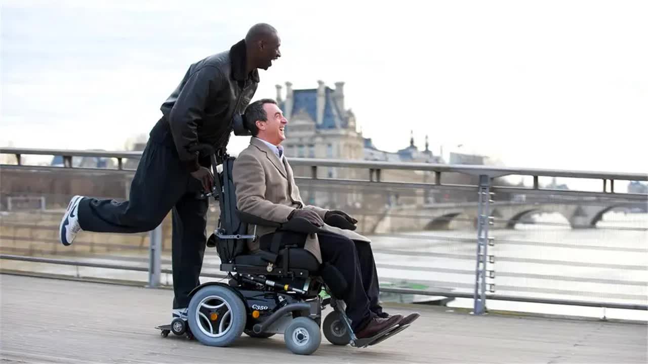 真实故事改编：富豪跳伞摔成一级残疾，痞子护工改装他的轮椅&ldquo;飙车&rdquo;！