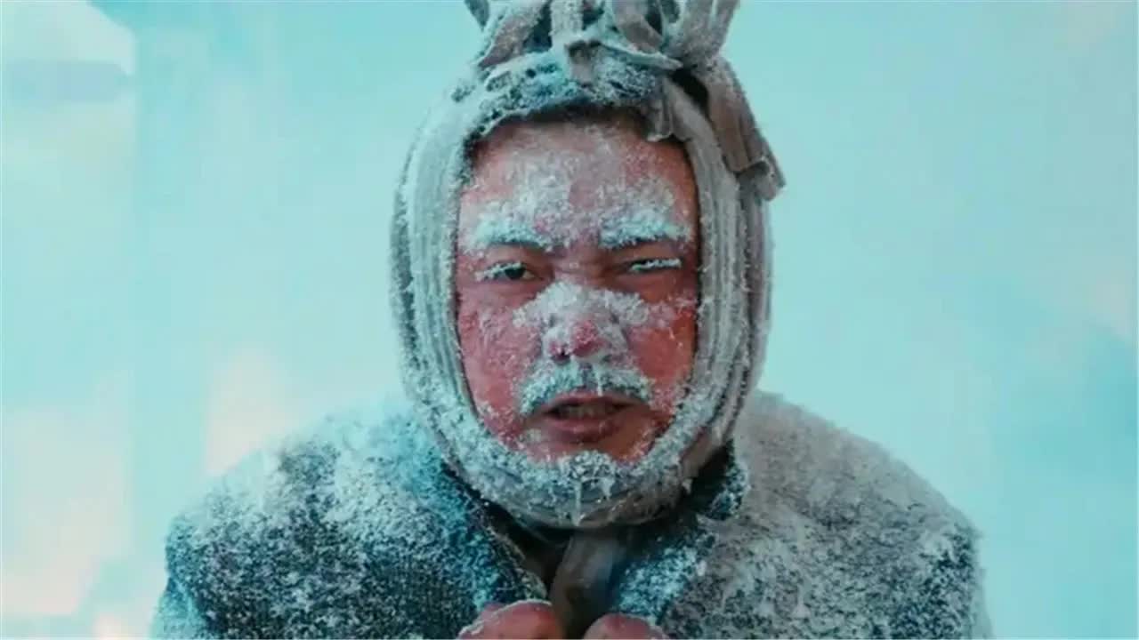 男子任性坐火车出国，结果差点被冻成冰棍，还遭到了猛兽袭击！