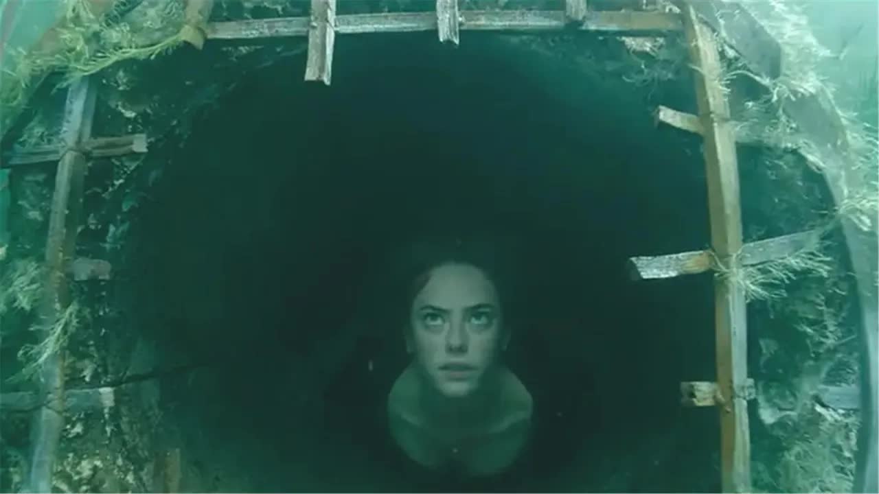 只要我游得够快死神就追不上我！飓风带来&ldquo;远古杀手&rdquo;，女子究极逃生！