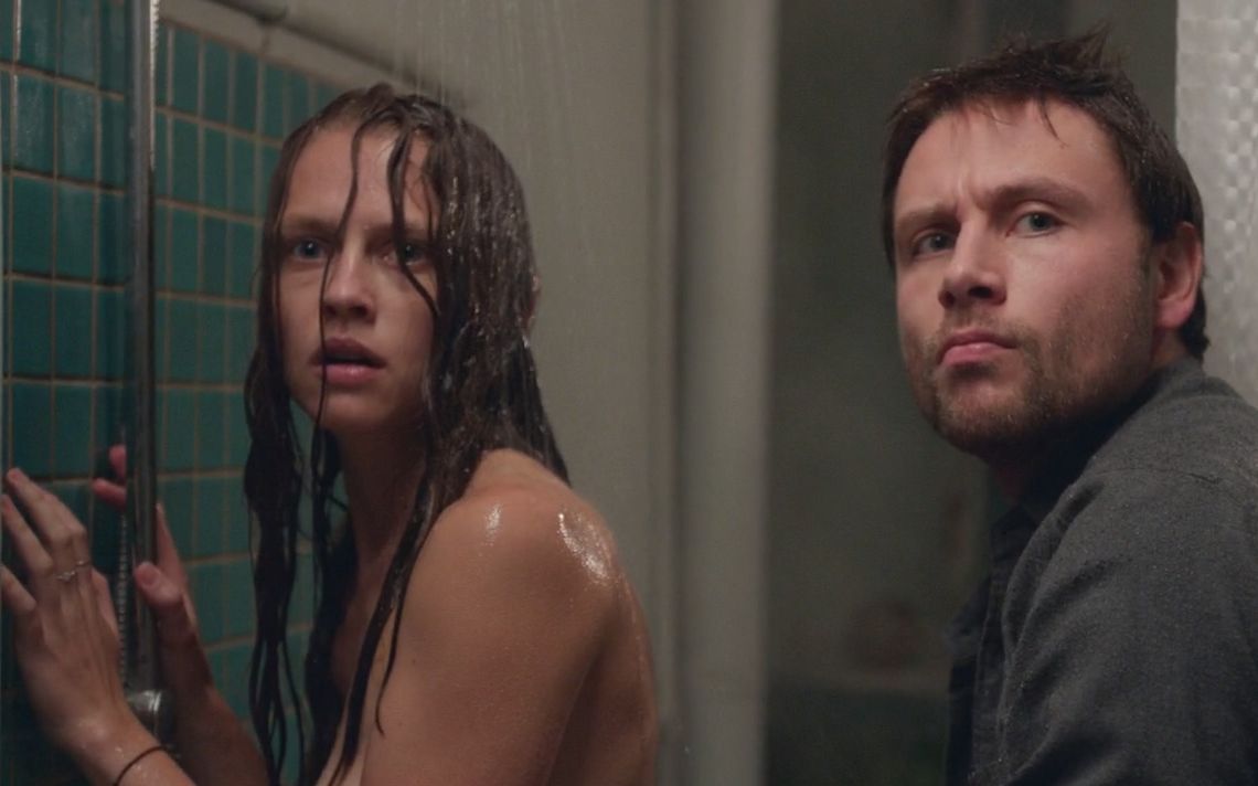 【扁豆】女游客与当地帅哥回家睡觉被关禁闭拍照虐杀惨无人道！